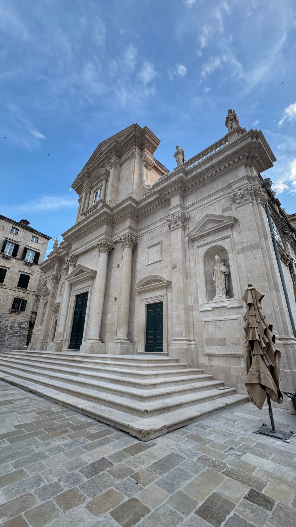 Kroatien - Dubrovnik - Die Kathedrale von Dubrovnik (Kathedrale Mariä Himmelfahrt) ist eine römisch-katholische Bischofskirche in der Altstadt. Nach dem verheerenden Erdbeben von 1667 wurde sie im barocken Stil neu erbaut. Sie beherbergt weltberühmte Kunstwerke und eine der wertvollsten Schatzkammern an der Adria.