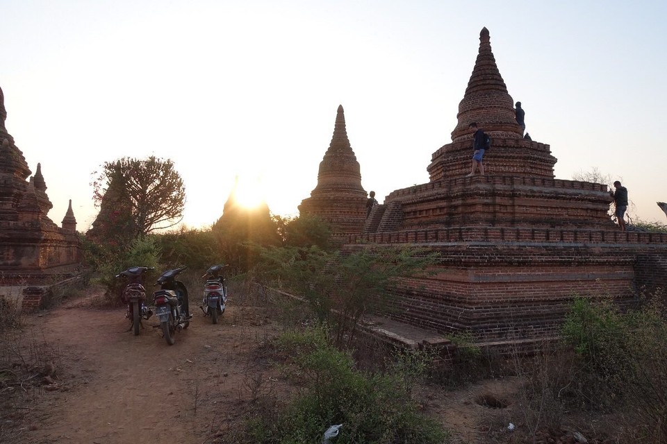 Myanmar (Burma) - Bagan - Etter jordskjelvet i 2016 er det forbudt å klatre på pagodene, men folk gjør det allikevel for å få den beste utsikten. 