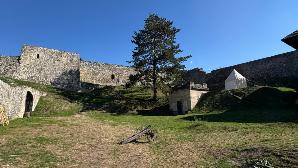 Bosnien und Herzegowina - Mostar - Als erstes beginnen wir mit dem Aufstieg zur Festung.
