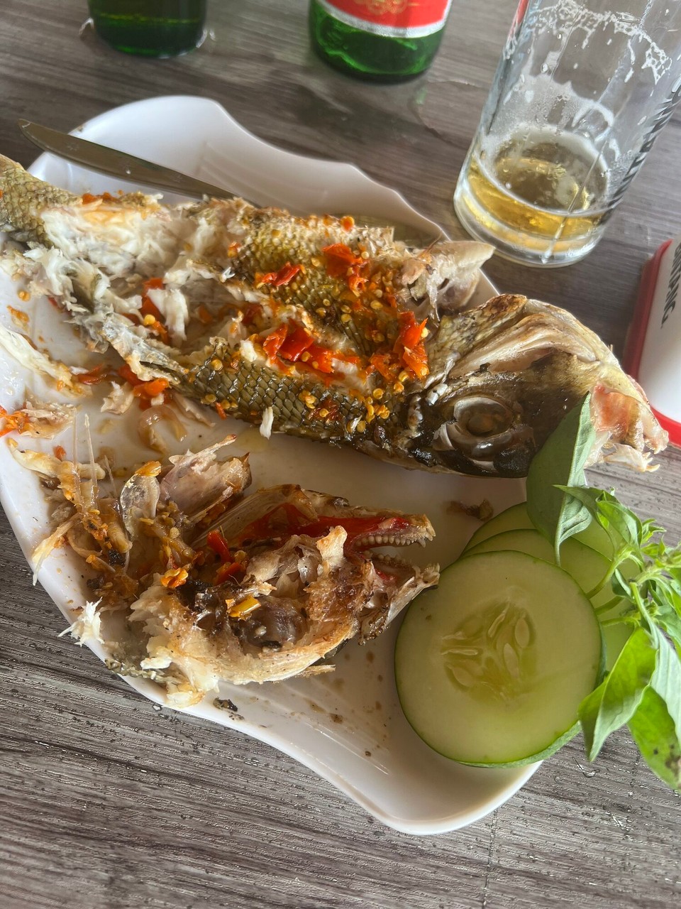 Indonesien - North Toraja Regency - Ein lecker gegrillter Fisch in mitten der Reisfeld perfekt zubereitet. Aber durch das Chili Sambale sehr scharf. 