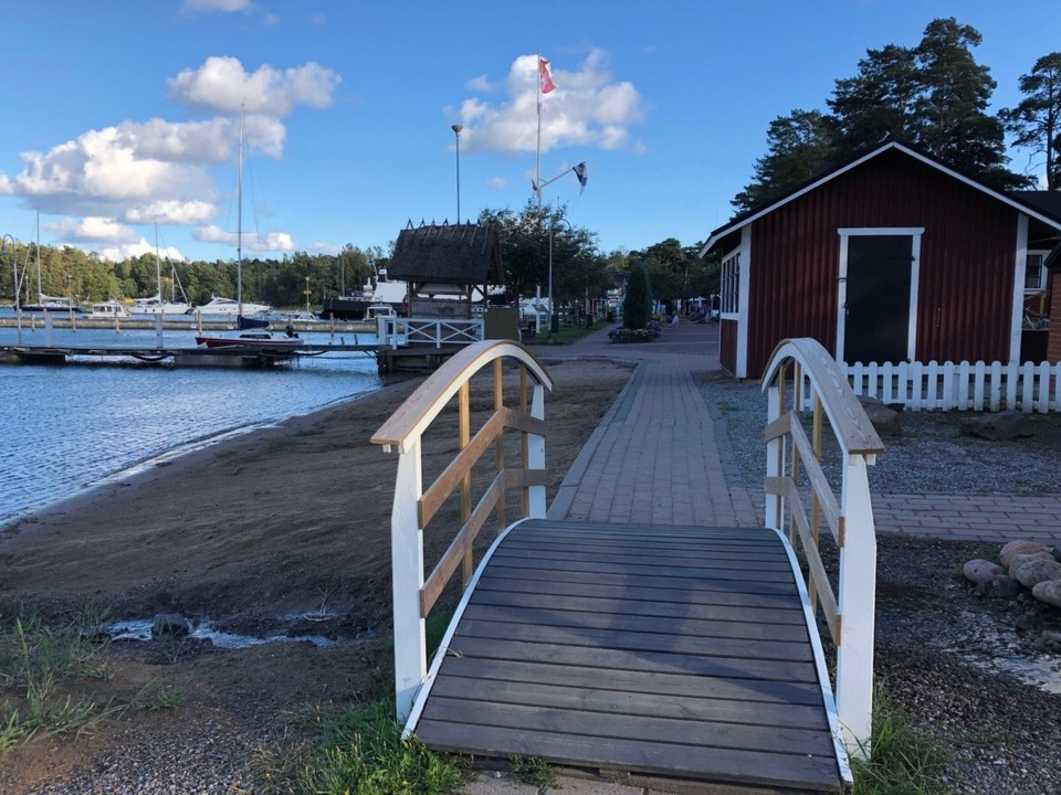 Finnland - Turku - Die nächste Fähre ging erst wieder am Morgen, somit wurde um 18 Uhr das Zelt direkt im Wald am Strand aufgeschlagen. Direkt daneben befand sich ein schöner Hafen mit beeindruckenden Segeljachten. 