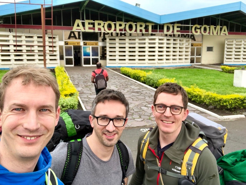 Demokratische Republik Kongo - Goma - Zum ersten Mal können wir direkt nach Goma fliegen und müssen nicht über Kigali/Ruanda einreisen. Es ist ein toller Moment, der uns schließlich 10$ kostet. Es ist verboten auf dem Flughafen Bilder zu machen. Daher müssen  wir einen Flughafenmitarbeiter bestechen, um die Bilder nicht löschen zu müssen.