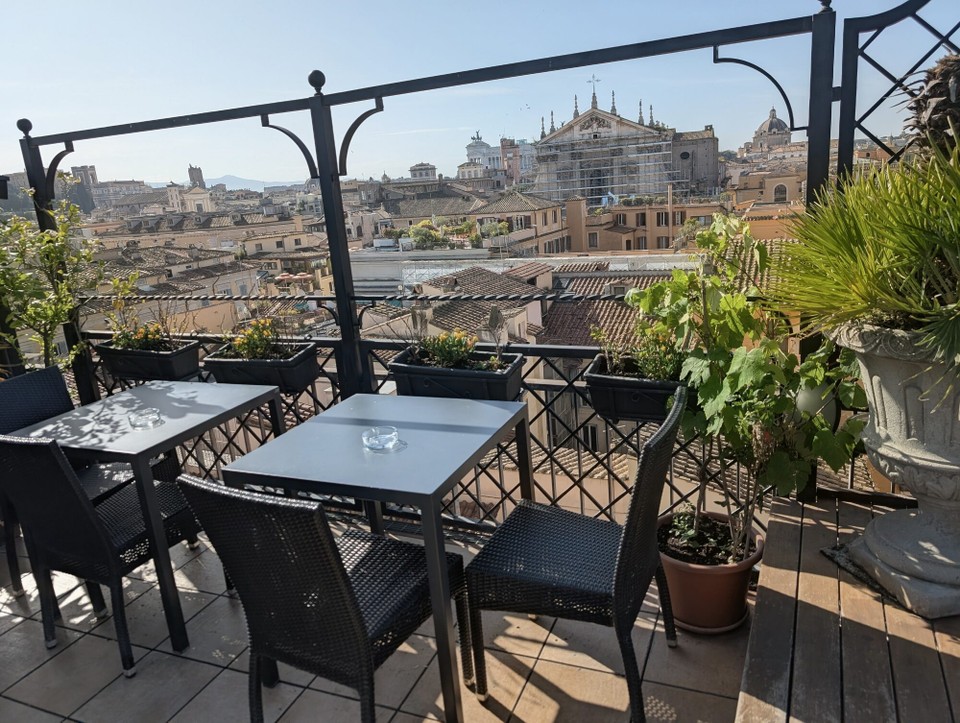 Italien - Rom - Zum Frühstück sitzen wir auf der Dachterrasse über den Dächern von Rom und genießen die Aussicht.