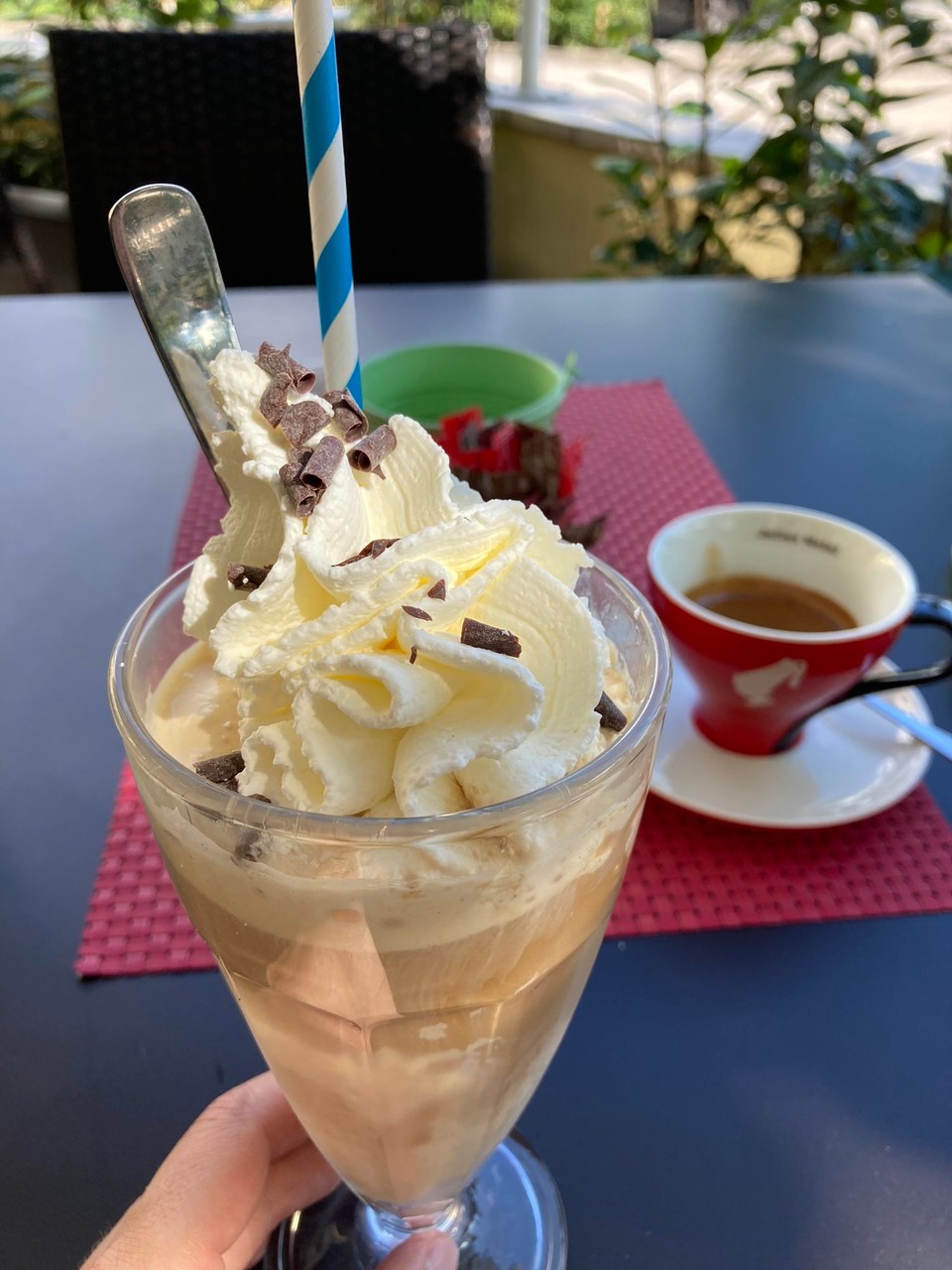 Italien - Kaltern an der Weinstraße - Leere Beine 🦵- der Eiskaffee war schnell geschlürft😄