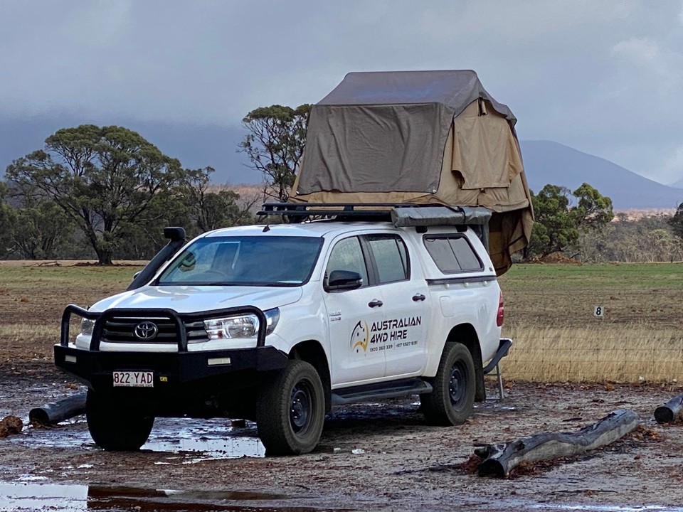 Australien - Rockingham - unser Nachbar in seinem Zelt auf dem Dach seines Land Cruisers 