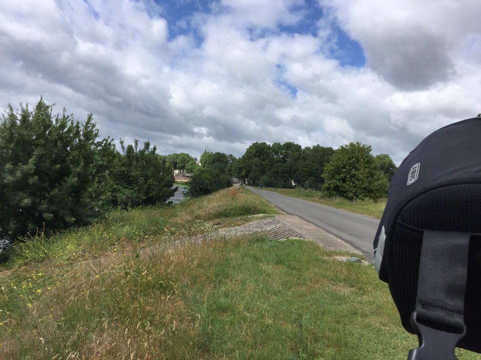 Frankreich - Meung-sur-Loire - Die ersten km sind recht langweilig und wir wollen doch nun unbedingt die Loire sehen. 