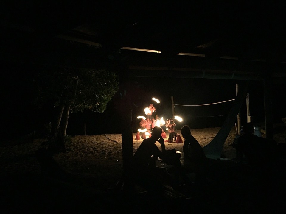 Fiji -  - Die Herren spielen mit dem Feuer