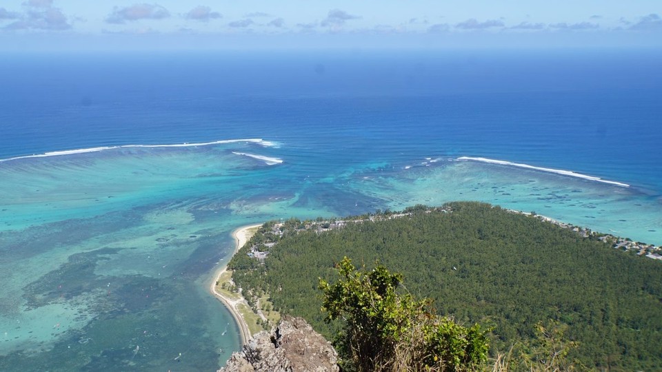 Mauritius -  - Blick auf die Bay mit Unterwasserwasserfall