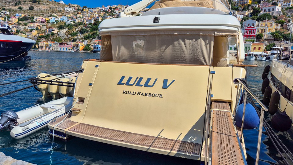 Griechenland - Symi - Hinter dieser Klappe befindet sich der Kofferraum. Oft schieben sie hier ein Beiboot rein.