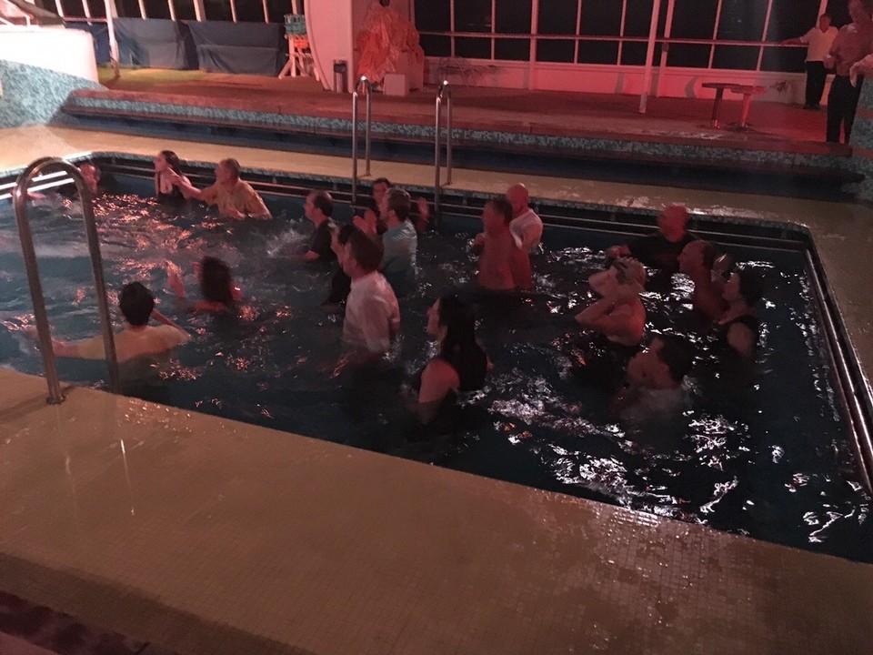  -  - Der Pool füllte sich rasant schnell