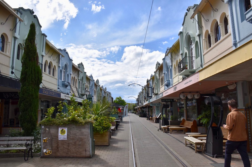 Neuseeland - Christchurch - Die New Regent Street wird oft als die schönste Straße Neuseelands bezeichnet. Die pastellfarbenen Häuser wurden Anfang des letzten Jahrhunderts im spanischen Stil erbaut.
Dank ihrer stabilen Bauweise wurden die hübschen Häuser während der Erdbeben-Katastrophe kaum beschädigt. 
