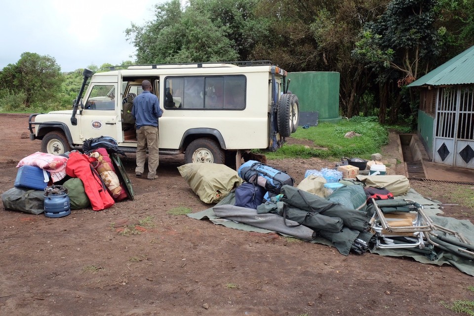  - Schutzgebiet Ngorongoro - Bevor es in Krater ging entluden wir unser Auto am Campingplatz am Kraterrand. 