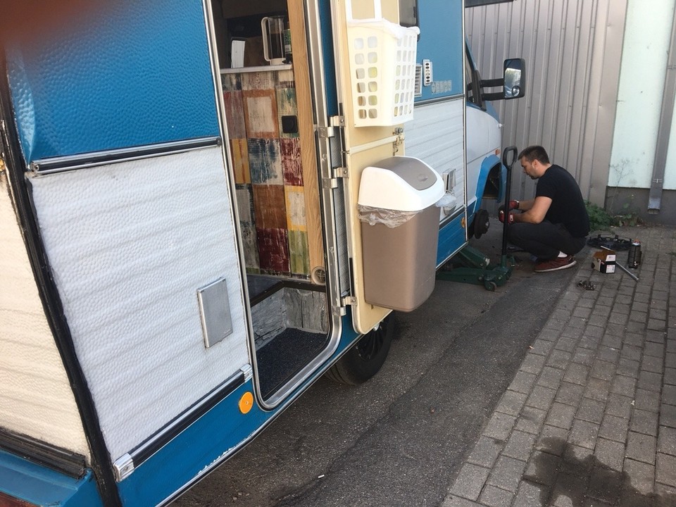 Lettland - Riga - Nachdem ein Problem mit den Bremsen immer schlimmer wurde sind wir gerade noch zu einer Werkstatt nebenan wo sich herausstellte, dass eine Bremse komplett durch war.
Die Jungs waren flott und günstig wodurch es gleich am nächsten Morgen weiter zum Laheema Nationalpark gehen konnte 👌🏼

Man merkt, das alte Gefährt ist einfach ein nicht endendes Projekt. 
Positiver Nebeneffekt: Die Lernkurve geht stetig nach oben 😜