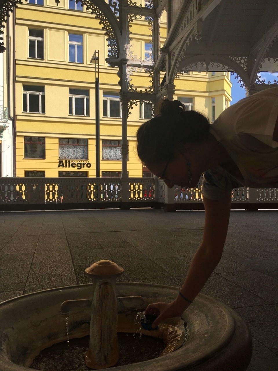 Tschechische Republik - Karlovy Vary - Insgesamt sind im zentralen Kurortgebiet 89 Austritte von mineralisierten Thermalwässern dokumentiert, 19 davon sind gemäß dem Kurortgesetz zugelassene, natürliche Heilwässer. Und sie schmeckten grauenhaft 😅 