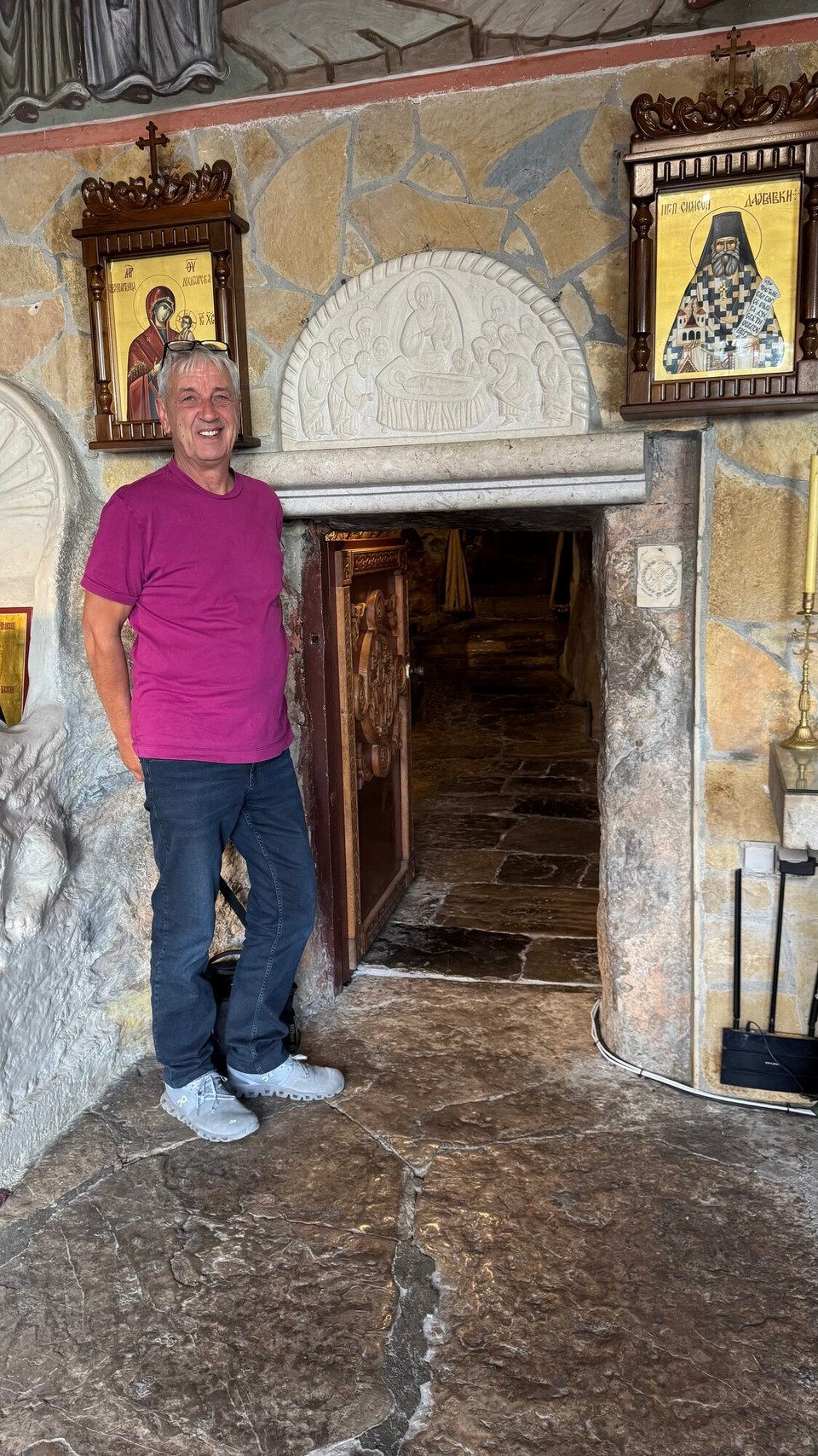 Montenegro - Podgorica - das serbisch-orthodoxes christliches Kloster wurde in einer Höhle am Dajbabe-Hügel angelegt.