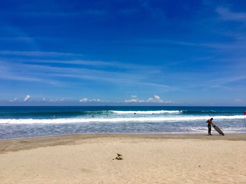Indonesien - Badung - Langer Strand mit vielen Surfern 💙