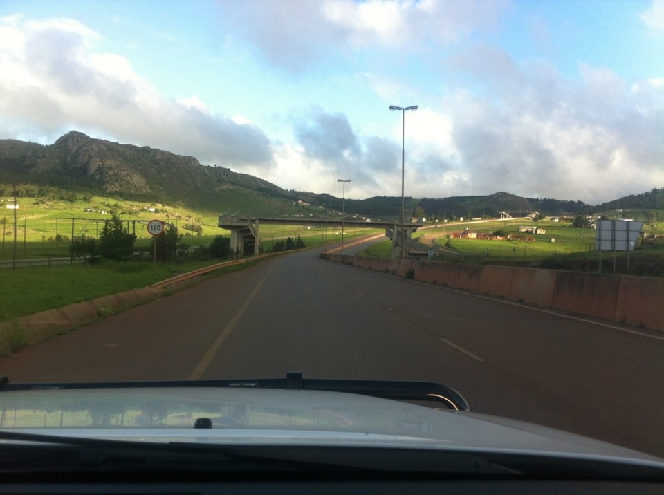 Swasiland - Mbabane - Luxus-Autobahn bei Mbabane, der Hauptstadt Swazilands. Alle paar Meter eine Fußgängerbrücke,..., benutzt nur keiner, man kann ja auch ebenerdig die Straße queren.