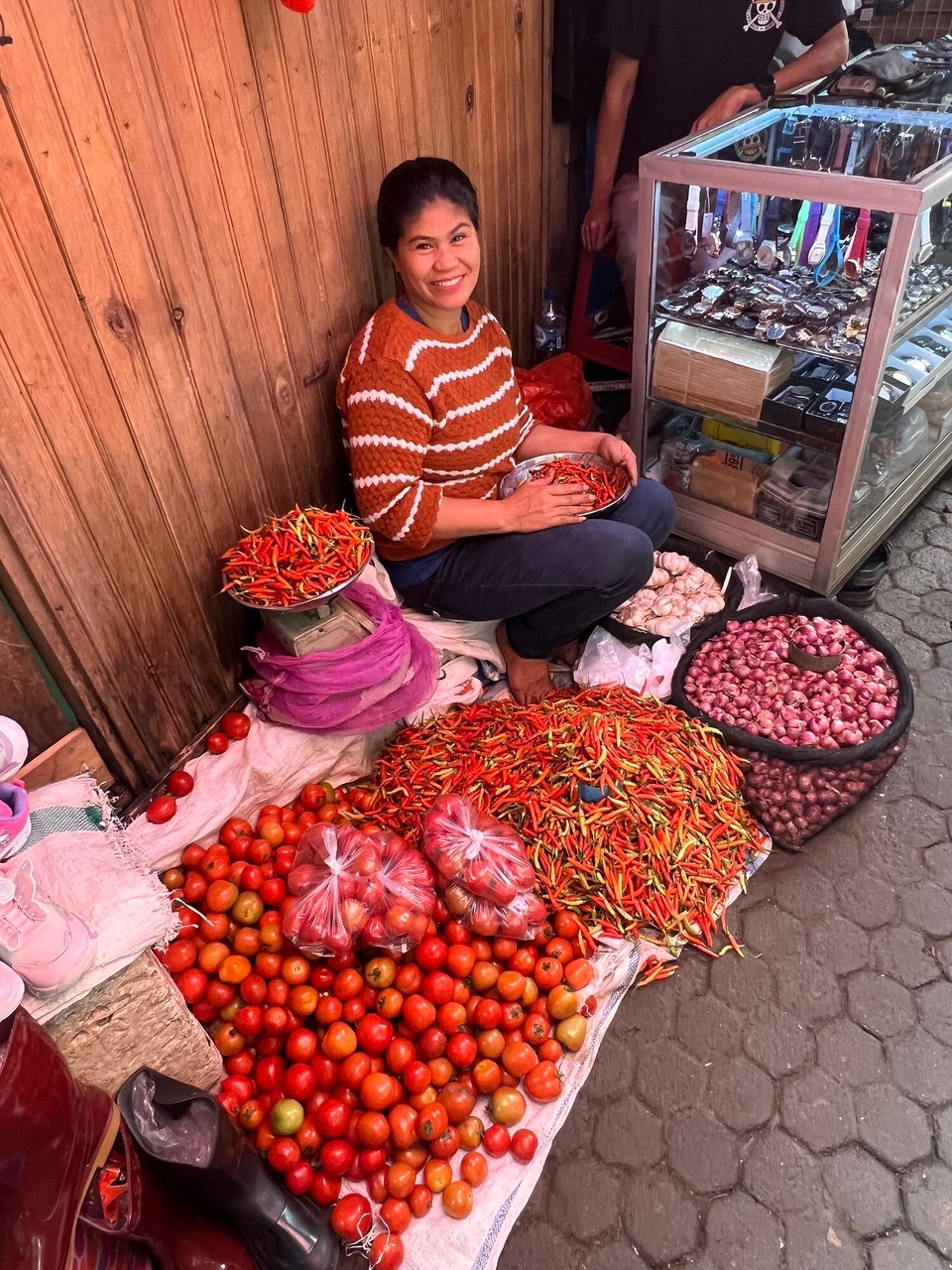 Indonesien - North Toraja Regency - Chilli und Tomaten rot ist Trumpf. Alles was man für das scharfe Sambal benötigt.