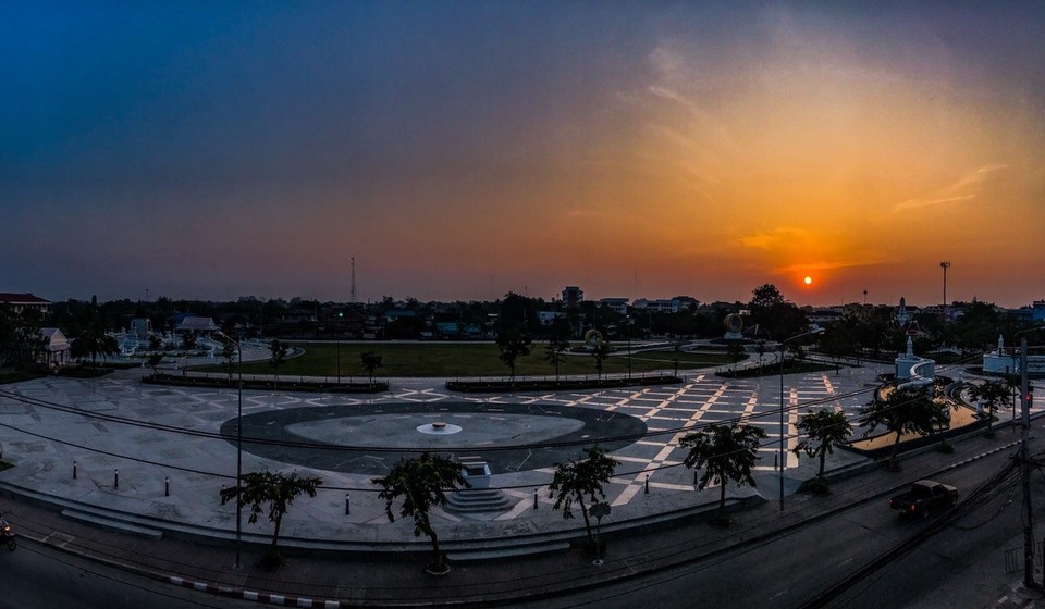 - Hua Hin - 6:30h Gooood mooooorning, Phetchaburiiiiiiii!
Wer sengende Mittagshitze vermeiden will, dem sei empfohlen, diesen Sonnenstand im Wachzustand anzutreffen. Und gemeint ist damit SCHON munter, und nicht NOCH.