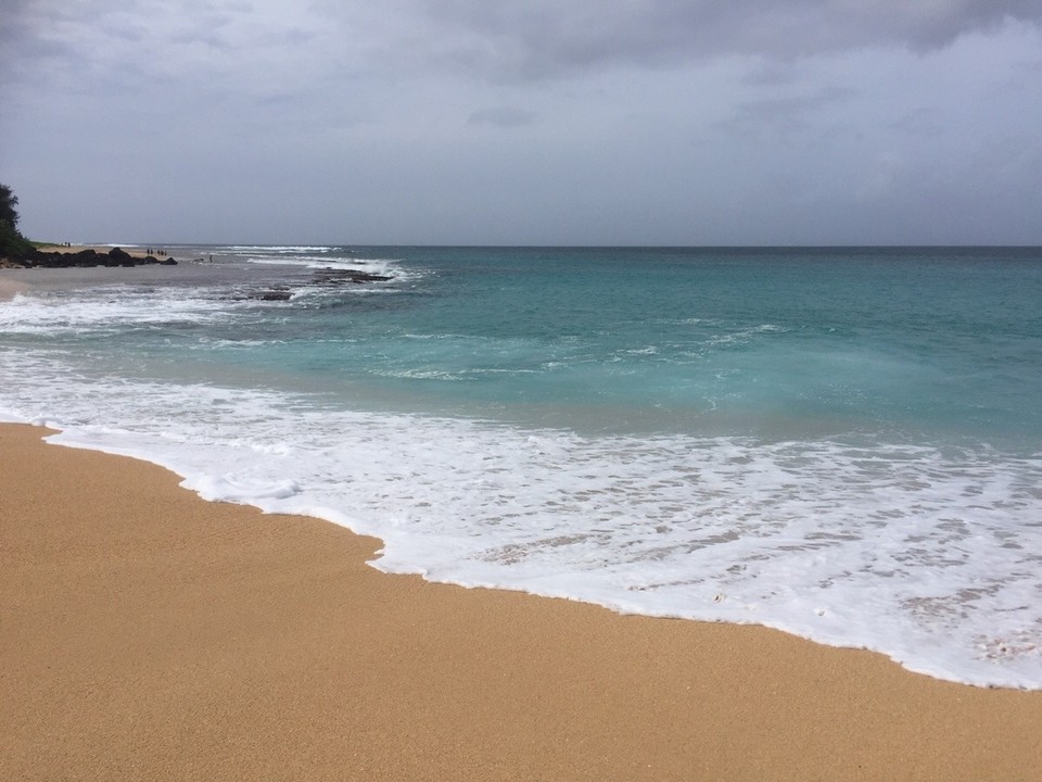 Vereinigte Staaten - Kapaa - Trotz bedecktem Himmel azurblaues Wasser