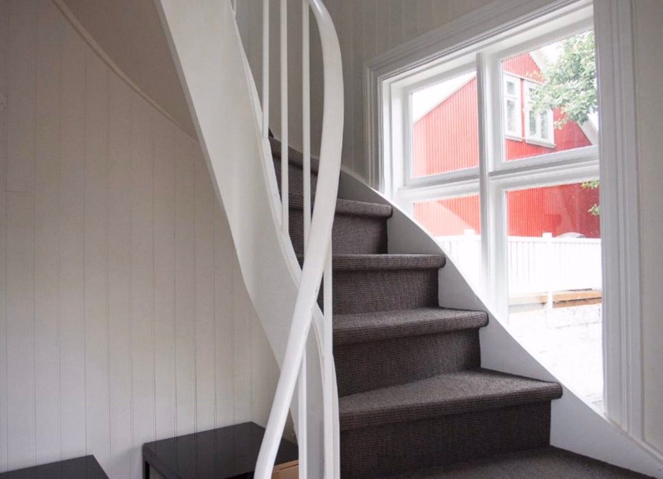 Island - Reykjavík - Das einzig schwierige ist, die enge Treppe mit unseren Koffern hoch zu kommen...
