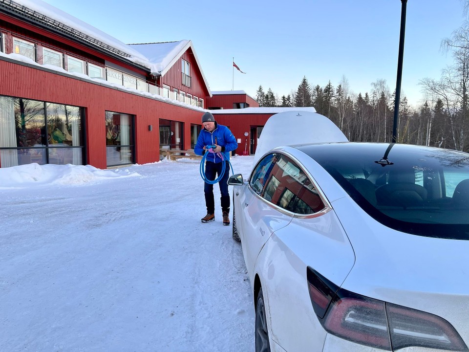 Norwegen - Lillehammer - Kabel wieder versorgen - laden beim Hotel in Lillehammer funktioniert leider nicht. Warum auch einfach, wenn es auch kompliziert geht…