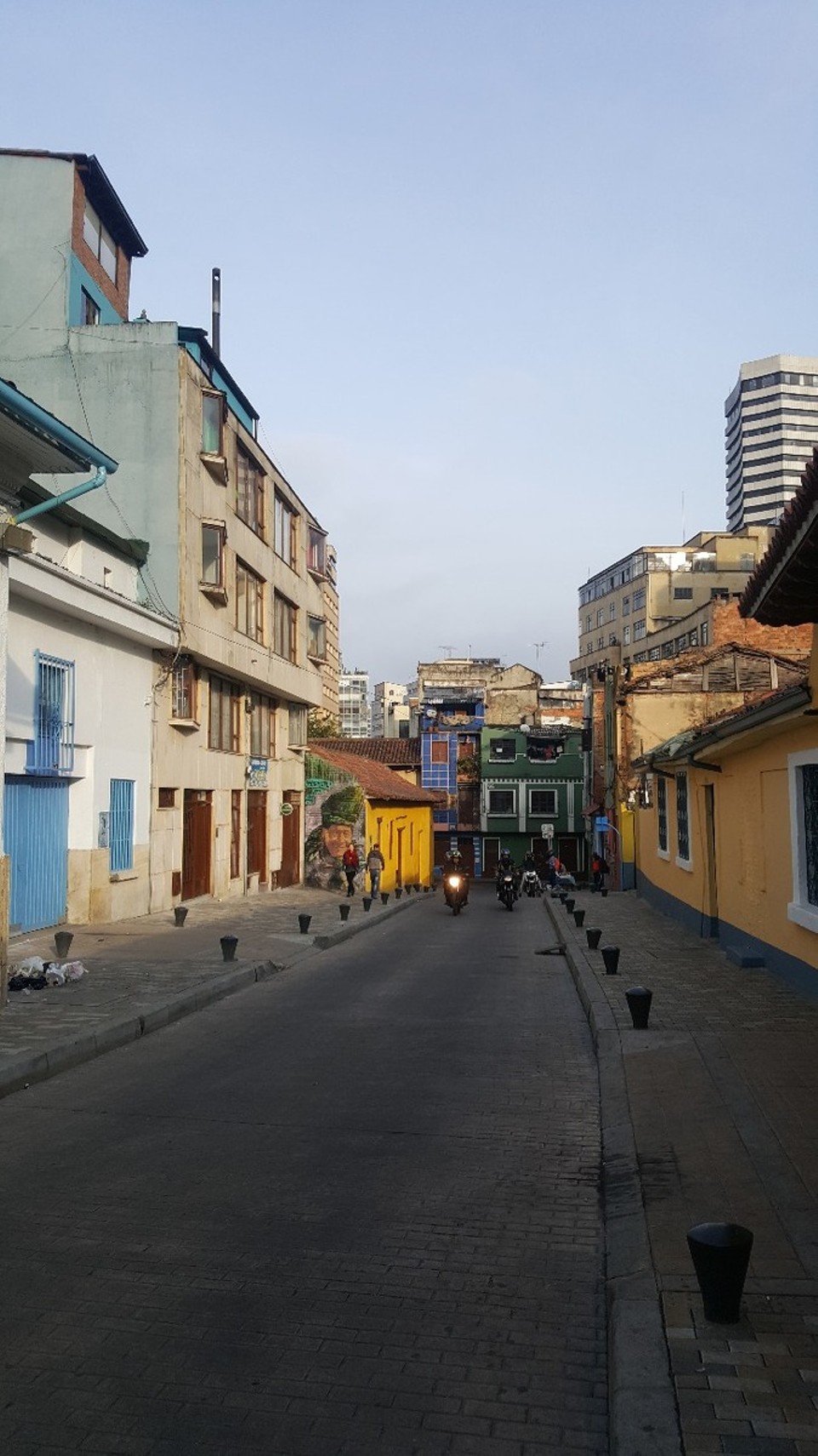 Kolumbien - Bogotá - Nach 14 Stunden bin ich gut im Hostel angekommen. Bei einem kalten cerveza gleich einige nette Backpacker kennengelernt.
Mit jet lag in den Knochen war es eine sehr kurze Nacht. Bin also sehr früh losgezogen.