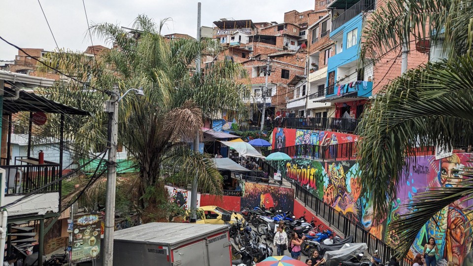 Kolumbien - Medellín - Heutzutage ist die Communa 13 für Ihre Graffiti Tour bekannt. 