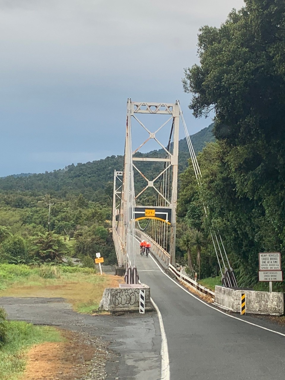 Neuseeland - Fox Glacier - Radrennen und immer wie die One way, Bridge wir war nett haben, die Radfahrer vorgelassen