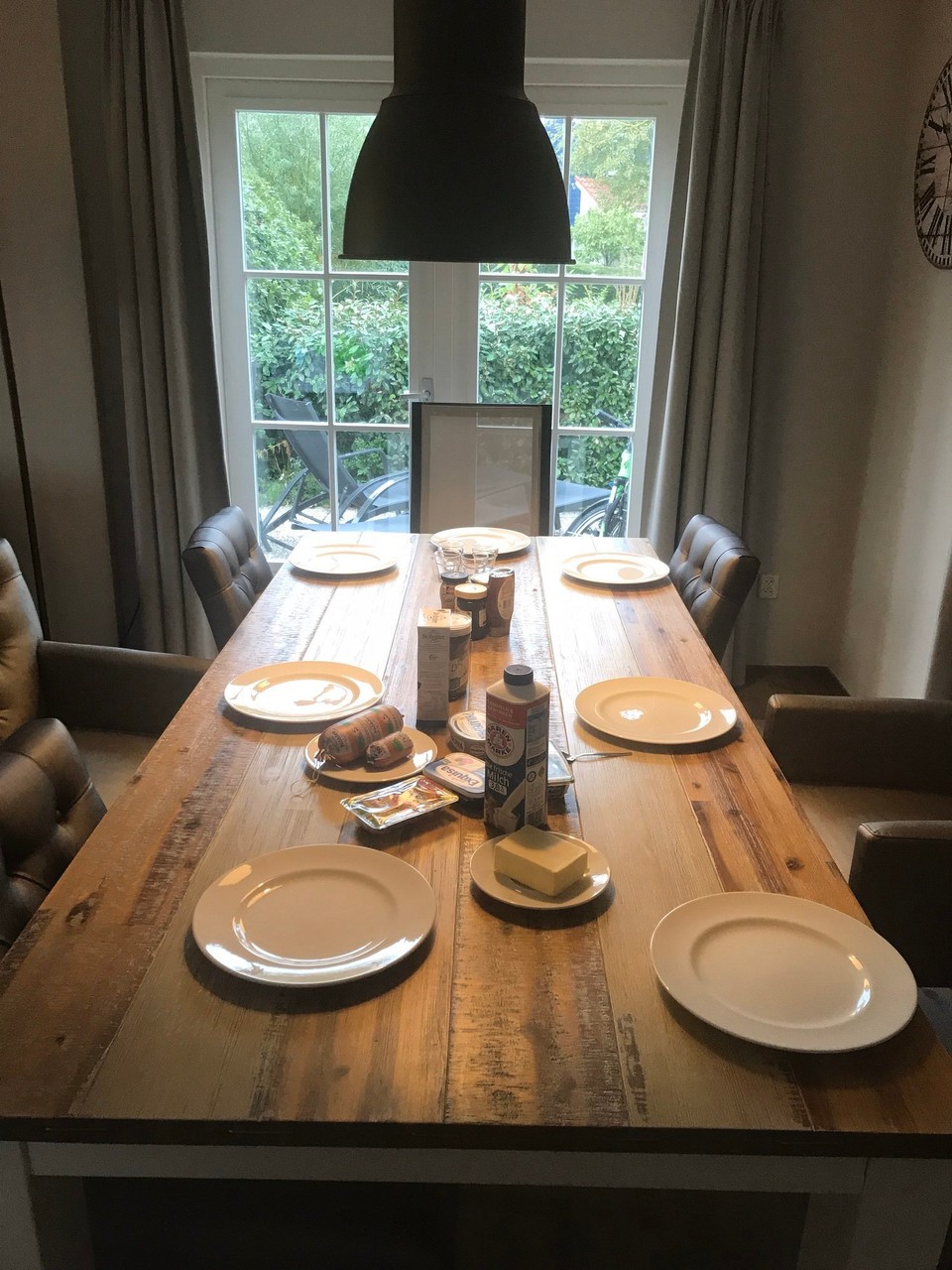 Niederlande - Burgh-Haamstede - Tafel angefangen zu decken! Wo sind die Brötchen?😳