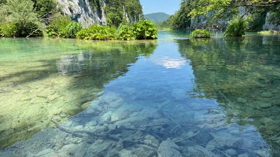 Kroatien - Zagreb - Das Wasser ist kristallklar und spiegelt das Blau des Himmels und das Grün des Waldes wieder
