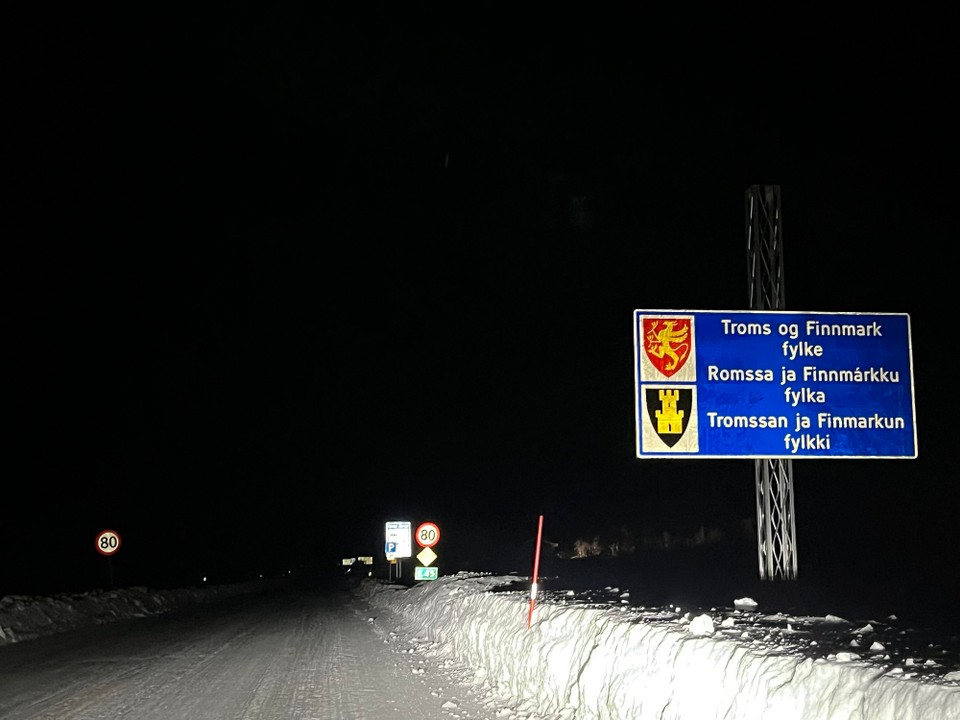 Norwegen - Kautokeino - 18:00 - Fast hätten wir es nicht bemerkt, wir sind in Norwegen.
Durch das fehlende Fremdlicht, ist es richtig dunkle Nacht. 