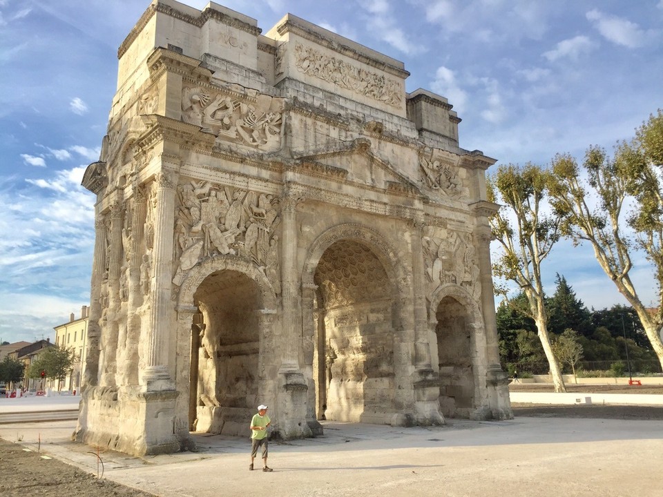 Frankreich - Orange - Ein ca. 2000 Jahre alter Triumpfbogen aus der Römerzeit. Sieht aus als wenn er gerade wieder neu entdeckt werden würde.




