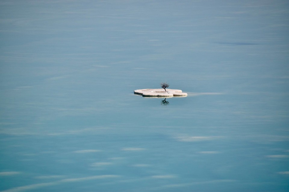  -  - Eine Insel im Toten Meer.