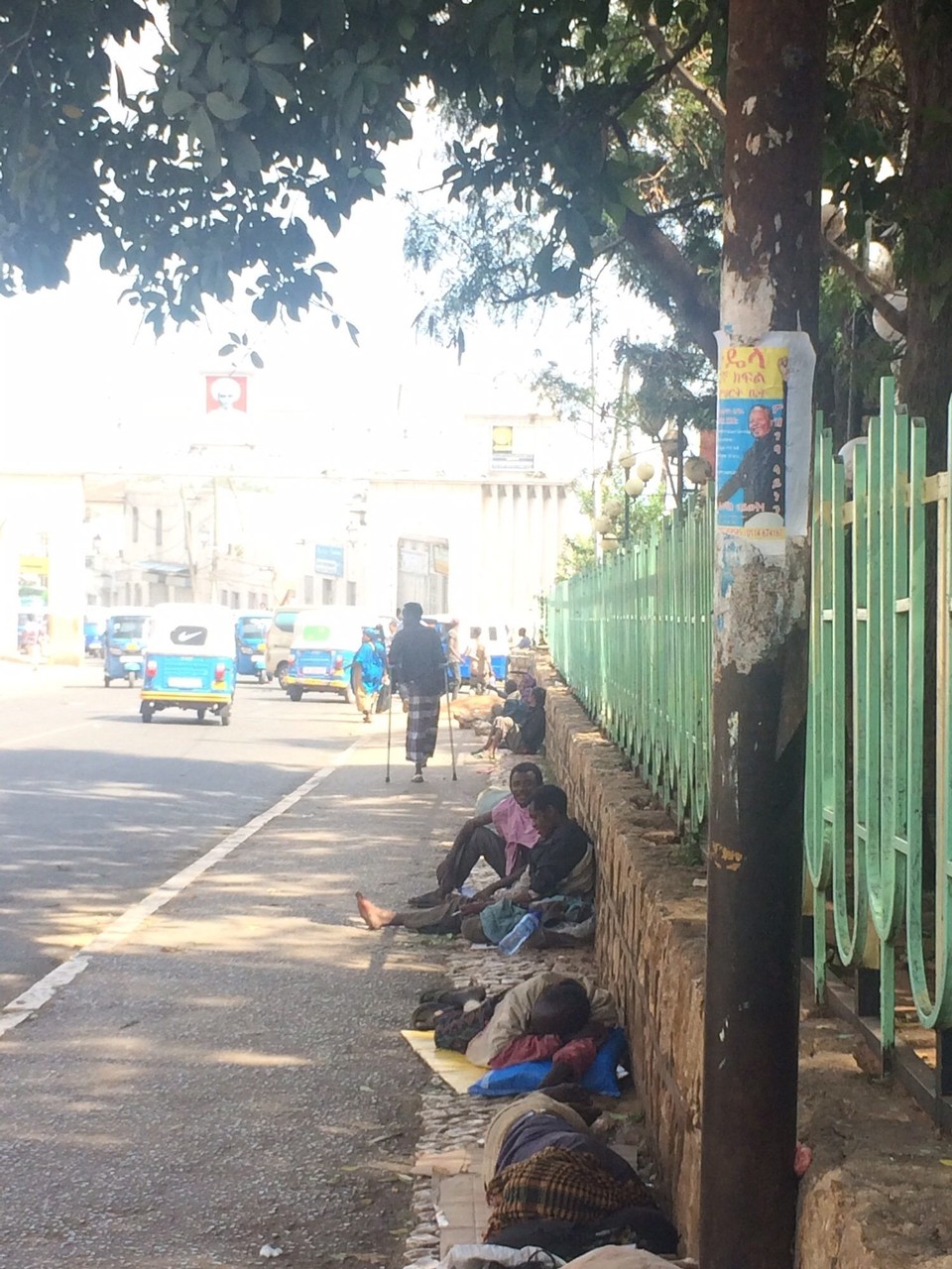 Äthiopien - Addis Abeba - Überall auf den Straßen lagern die Khat-Kauer. Shigo nennt es die spezielle Kultur Harars. Uns erinnert es Ehering Alkis.