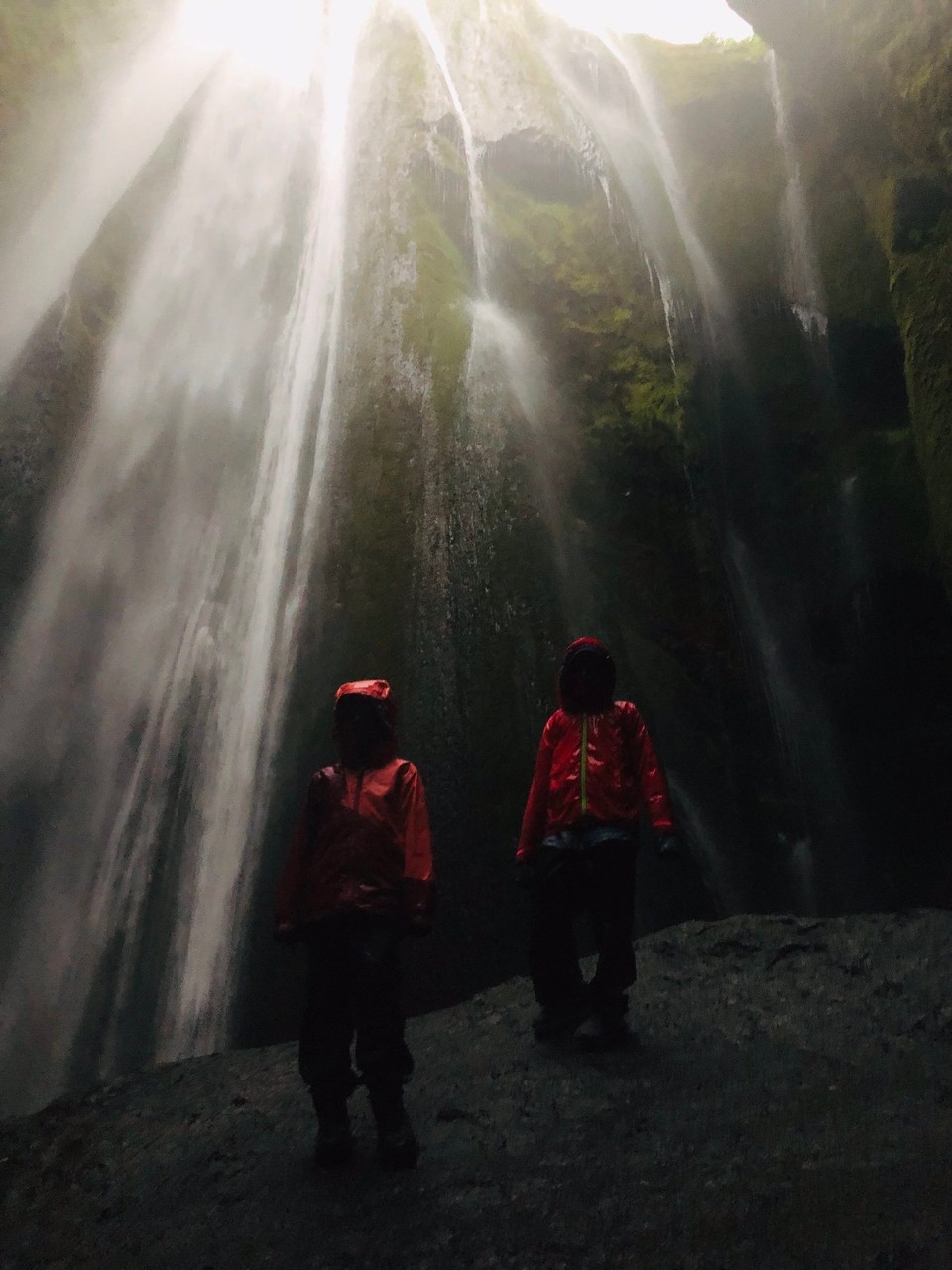 Island - Rangárþing eystra - Krass! Von überall her kommt Wasser die Wände herunter geplätschert…