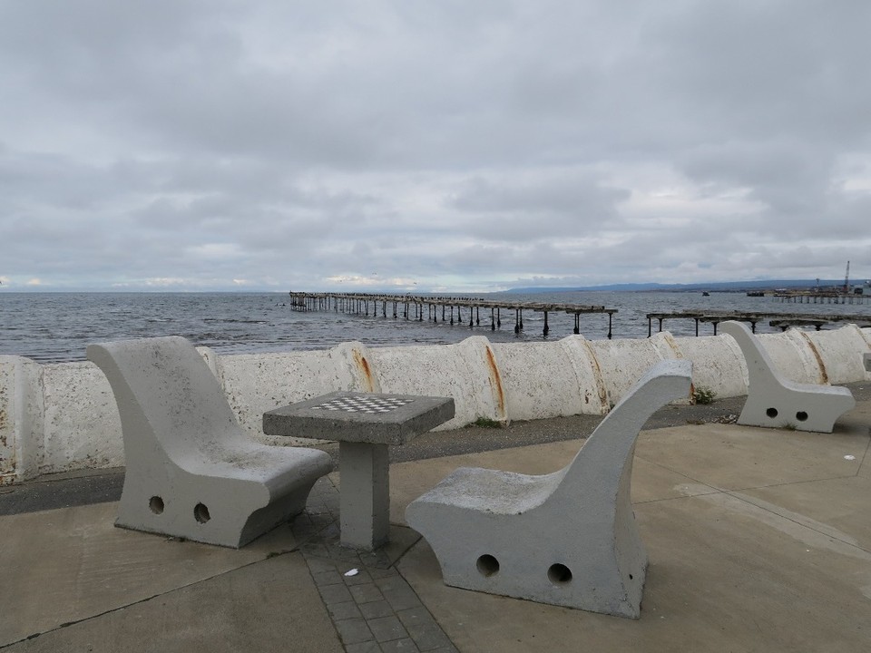 Chile - Punta Arenas - Meme les tables sont en beton pour resister au vent sur le detroit de Magellan