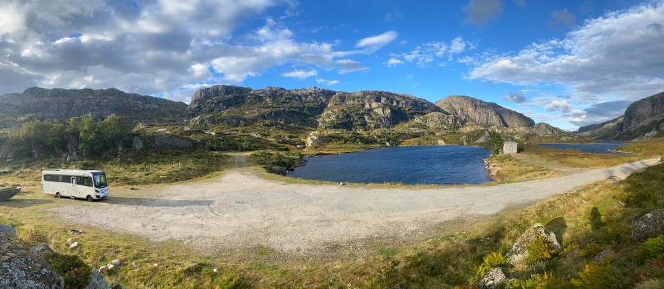 Norwegen - Tonstad - Mit Wehmut gehen wir heut ins „geparkte Bett“, dann morgen geht es zurück in die „Zivilisation“ - in die Stadt Kristiansund. 
Schon heute ist es wie ein Abschied aus Norwegen, da uns die Natur und die Eindrücke und Erlebnisse die man dort hat, einfach lieber sind. 