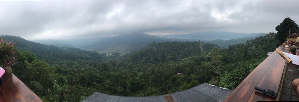 Indonesien - Bangli - Blick vom Cafe aus über den See (Danau) Batur (rechts hinten erkennbar) und den Berg Batur (geradeaus), dessen Spitze (1717m) in den Wolken verschwindet