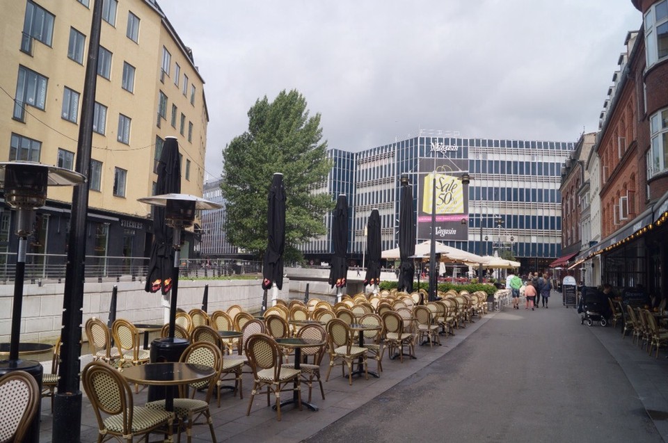 Dänemark - Århus - Am Nachmittag war ein den Cafes Restaurants fast alles voll.