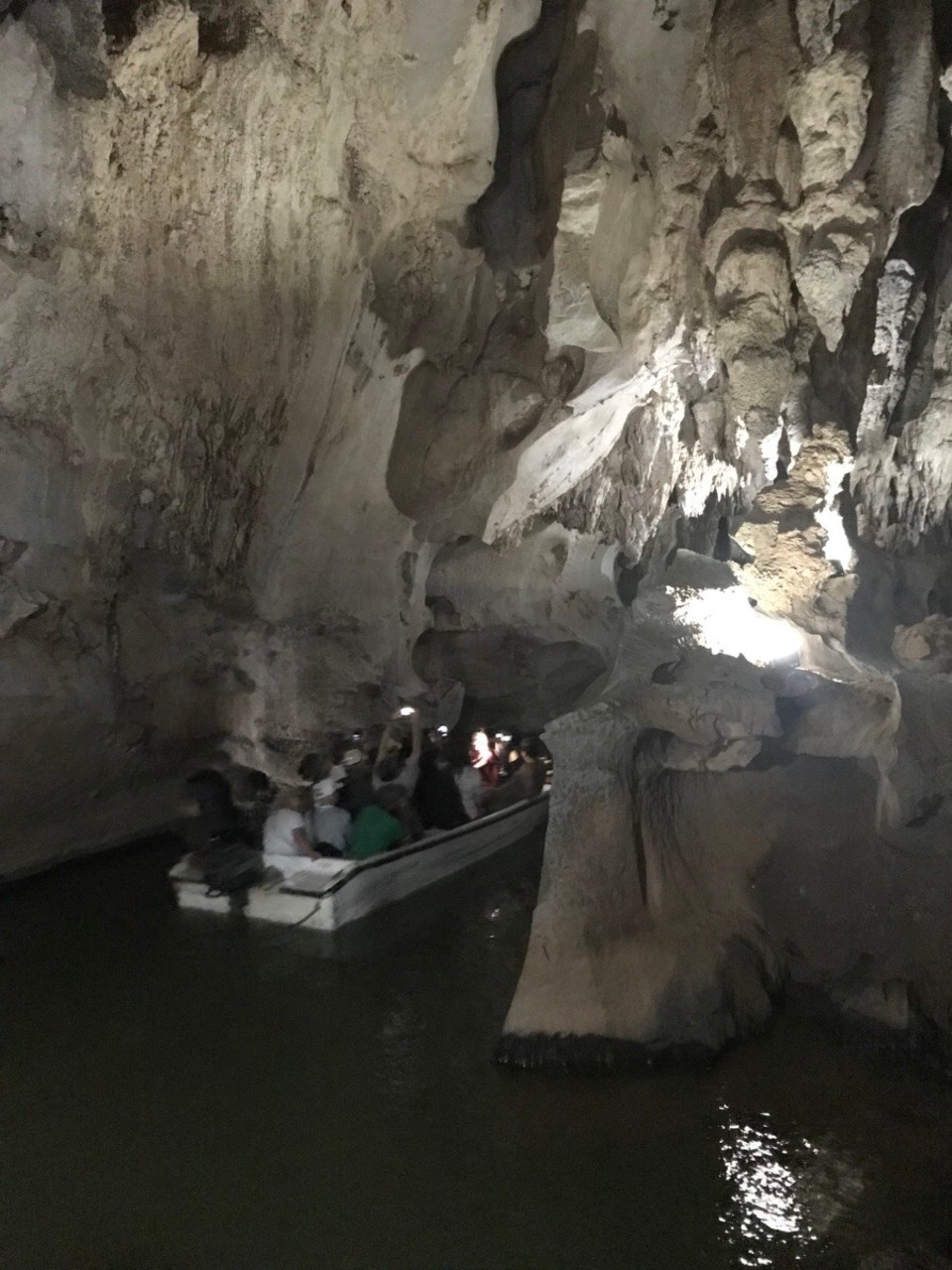 Kuba -  - Mit dem Boot ging es dann noch durch den kleinen See in der Höhle 