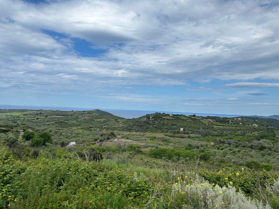 Italien - Tresnuraghes - Blick vom Straßenrand bis zum Mittelmeer.