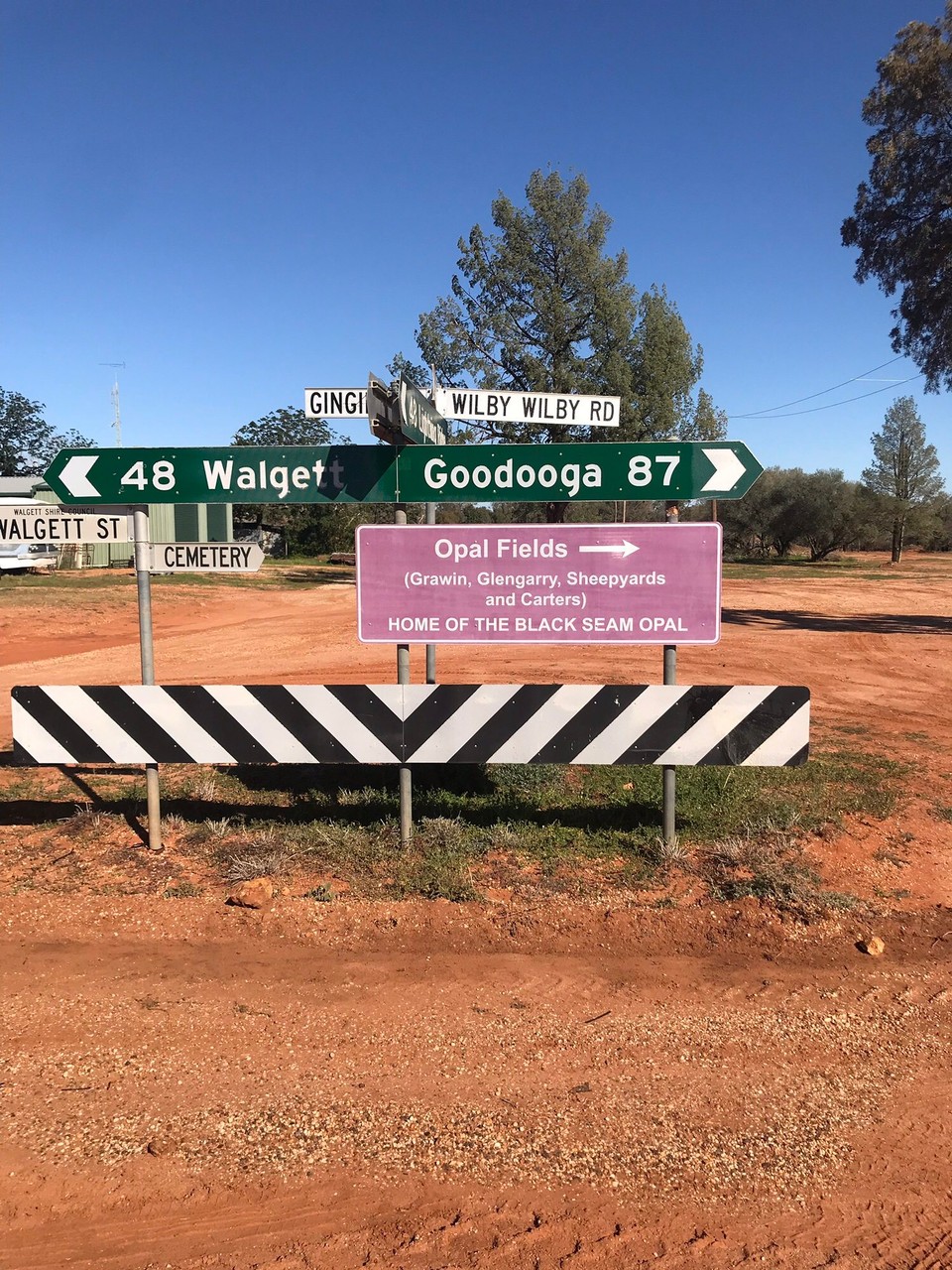 Australia - Lightning Ridge - Go the carters !