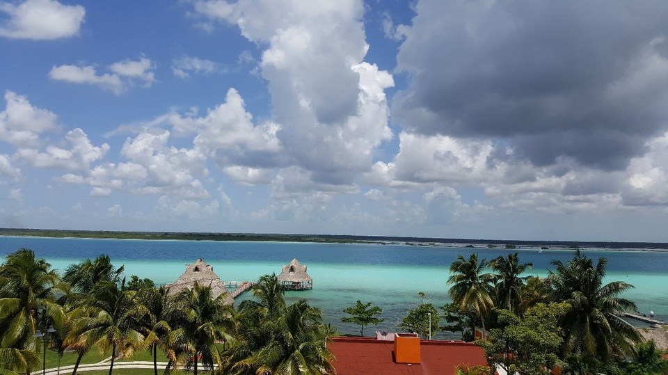 Mexiko - Mahahual - Der kleine Ort ist nicht am Meer sonder liegt am einer Lagune.   Jeder Blick aufs Wasser ist wie gemalt.