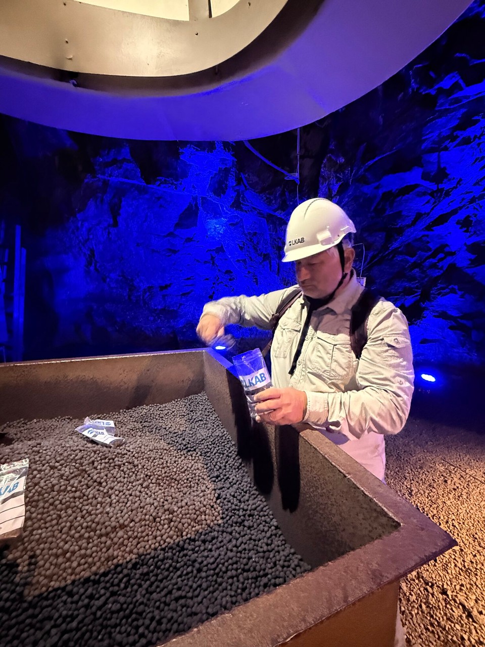 Schweden - Jukkasjärvi - Andenken wird abgefüllt (Erzpellets)