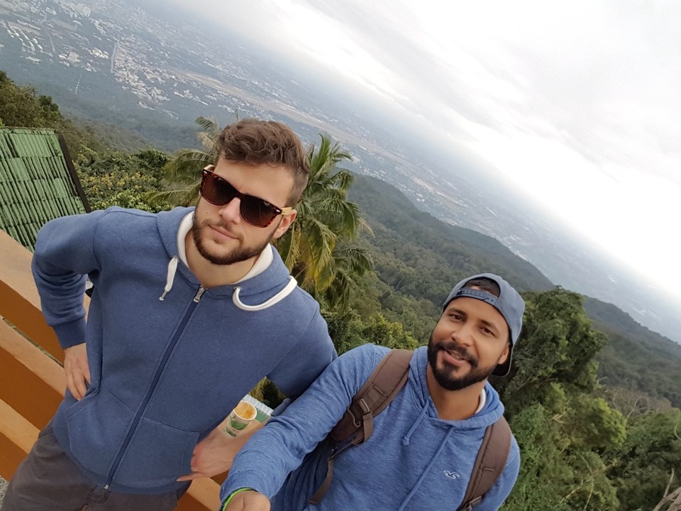 Thailand - Chiang Mai - Atemberaubende Aussicht vom Wat Phra That auf Chiang Mai - with some Dude's 