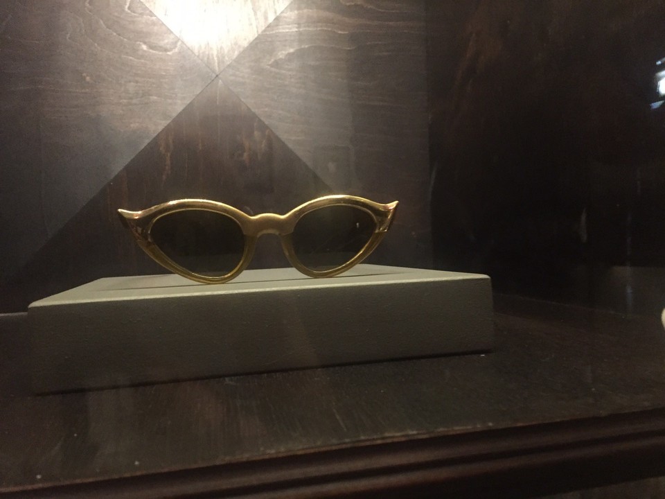 Mexiko - Mexiko-Stadt - Fridas Stil war ziemlich beeindruckend und beeinflusst noch heute Designer wie Gaultier -zu sehen in einer temporären Fashion-Ausstellung. Inklusive flashy Sunglasses ⚡️