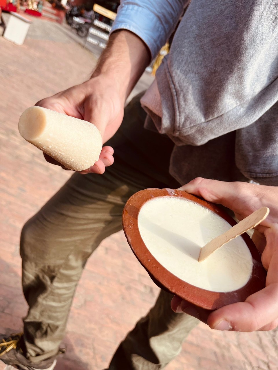 Nepal - Bhaktapur - Mittag! Mandeleis & Kokosjoghurt! 