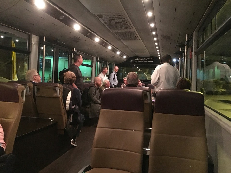 Vereinigte Arabische Emirate -  - Es gibt extra nen Bus für die Business Class? Really? Alle Normalsterblichen mussten natürlich warten und beim Einsteigen in den auf 20 Grad runtergekühlten und mit Ledersitzen ausgestatteten Bus zuschauen.