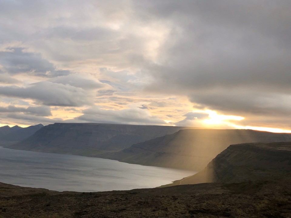 Island - Ísafjarðarbær - Wir fahren auf einen kleinen Schotterparkplatz, 100m unterhalb der Schotterpiste, was auch schon wieder sehr abenteuerlich war...😅